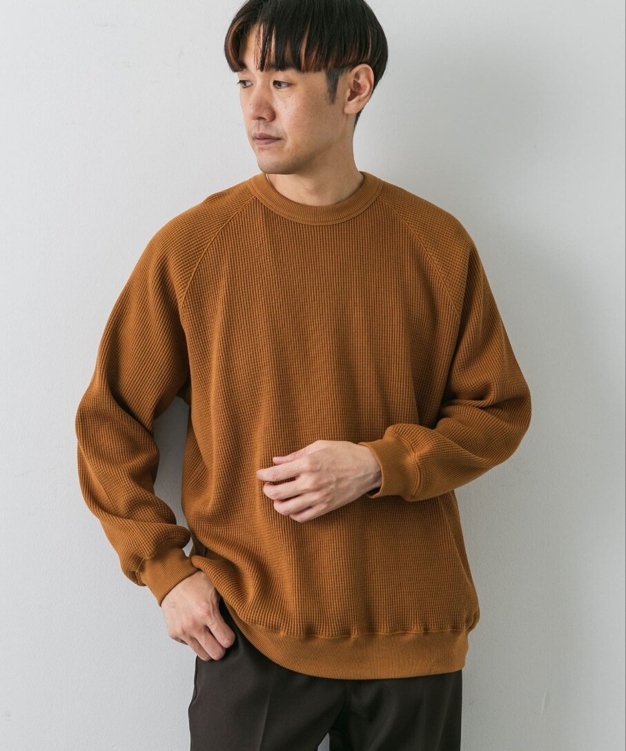 オレンジ系のTシャツ/カットソー、ブラウン系のその他パンツを着用したメンズの秋コーディネートの2枚目の写真