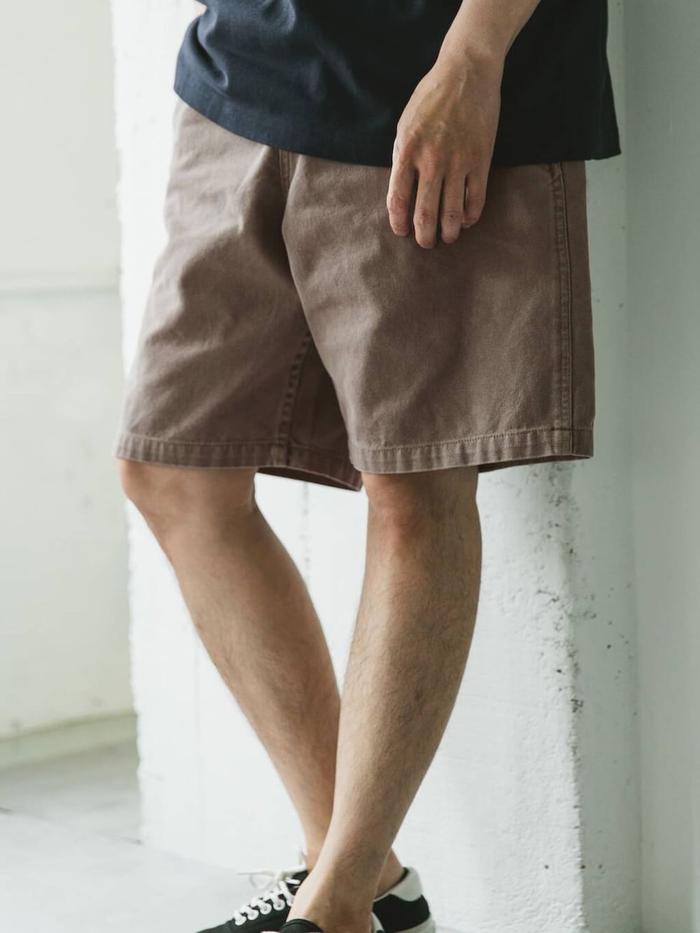 ブラック系のTシャツ/カットソー、ブラウン系のその他パンツを着用したメンズの夏コーディネートの2枚目の写真