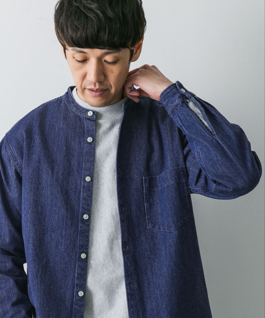 ブルー系のシャツ/ブラウス、グレー系のTシャツ/カットソー、ホワイト系のスニーカーを着用したメンズの冬コーディネートの2枚目の写真