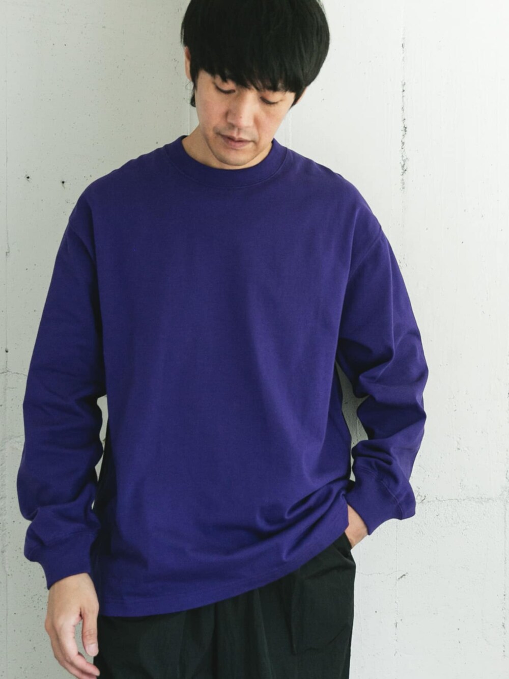 パープル系のTシャツ/カットソーを着用したメンズの秋コーディネートの2枚目の写真