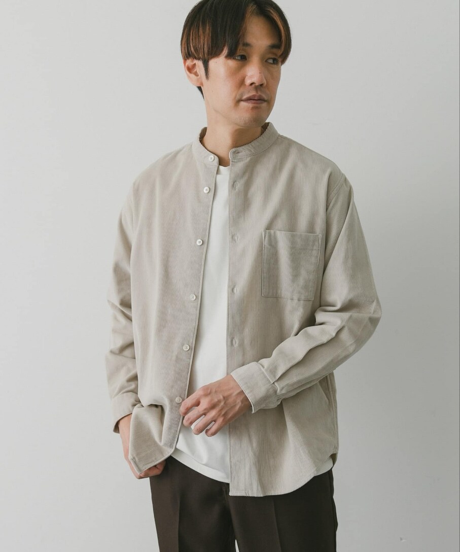 ホワイト系のシャツ/ブラウス、ホワイト系のスニーカー、ブラウン系のその他パンツを着用したメンズの秋コーディネートの2枚目の写真