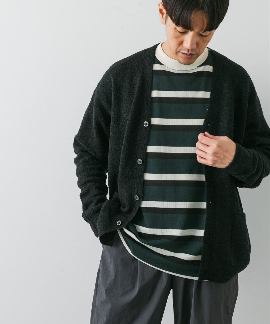 ブラック系のカーディガン/ボレロ、グレー系のその他パンツを着用したメンズの秋コーディネートの2枚目の写真