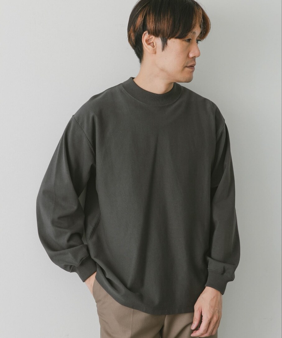 グレー系のTシャツ/カットソー、ブラウン系のその他パンツを着用したメンズの秋コーディネートの3枚目の写真