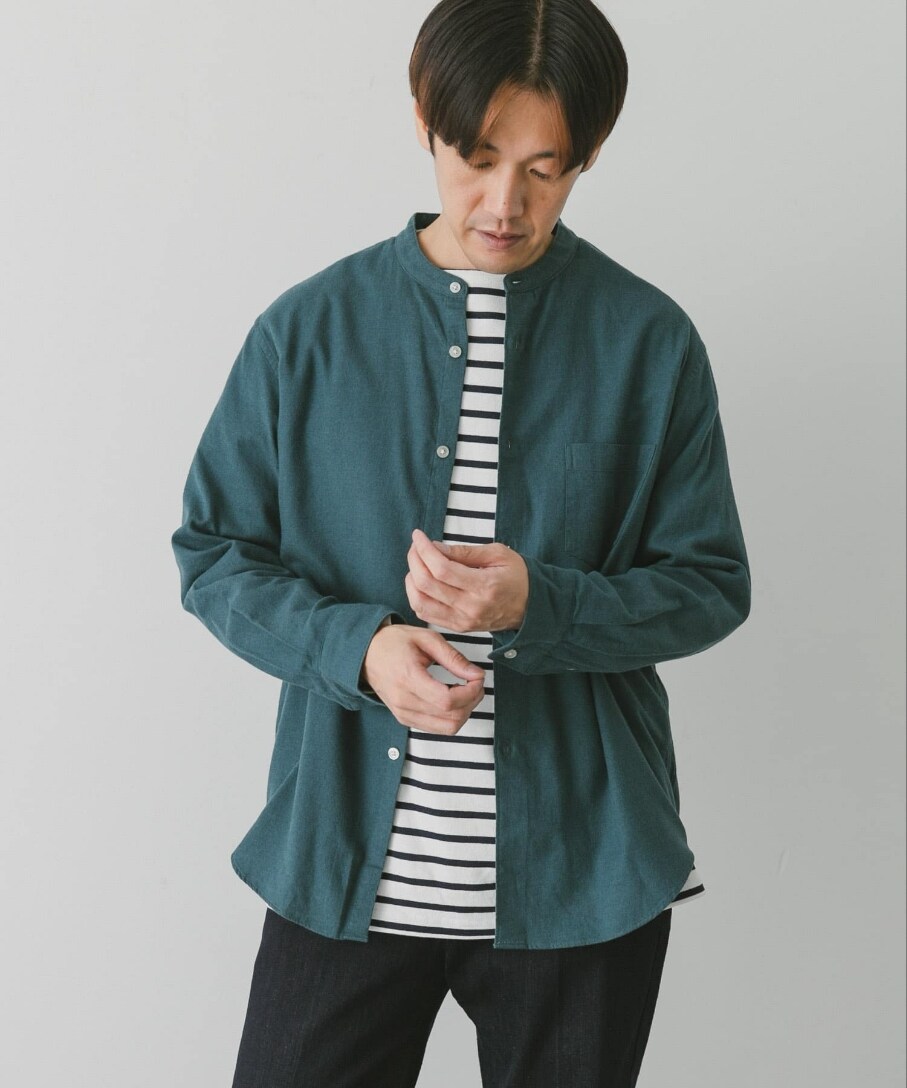 グリーン系のシャツ/ブラウス、ブルー系のデニムパンツ、ブラック系のTシャツ/カットソーを着用したメンズの秋コーディネートの2枚目の写真