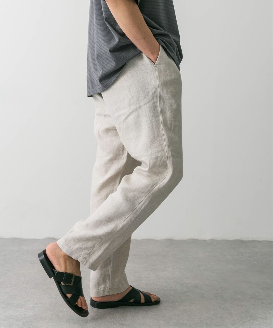 グレー系のTシャツ/カットソー、ホワイト系のその他パンツを着用したメンズの春コーディネートの2枚目の写真