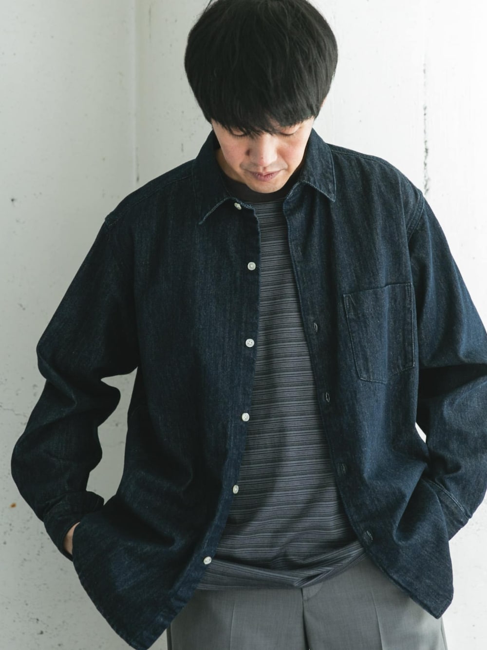 ブラック系のシャツ/ブラウスを着用したメンズの秋コーディネートの2枚目の写真