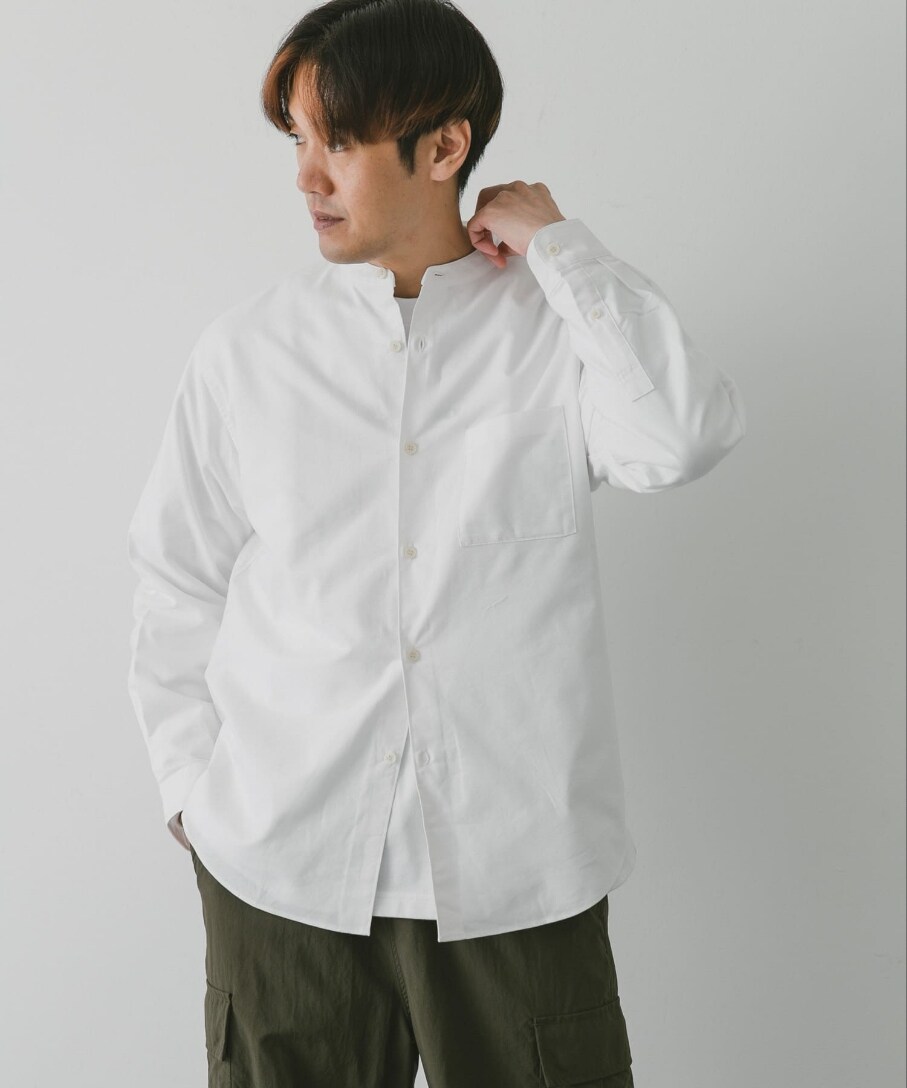 ホワイト系のシャツ/ブラウス、グリーン系のカーゴパンツを着用したメンズの秋コーディネートの2枚目の写真