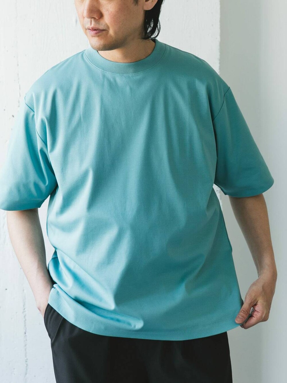 ブラック系のその他パンツ、ブルー系のTシャツ/カットソーを着用したメンズの春コーディネートの2枚目の写真