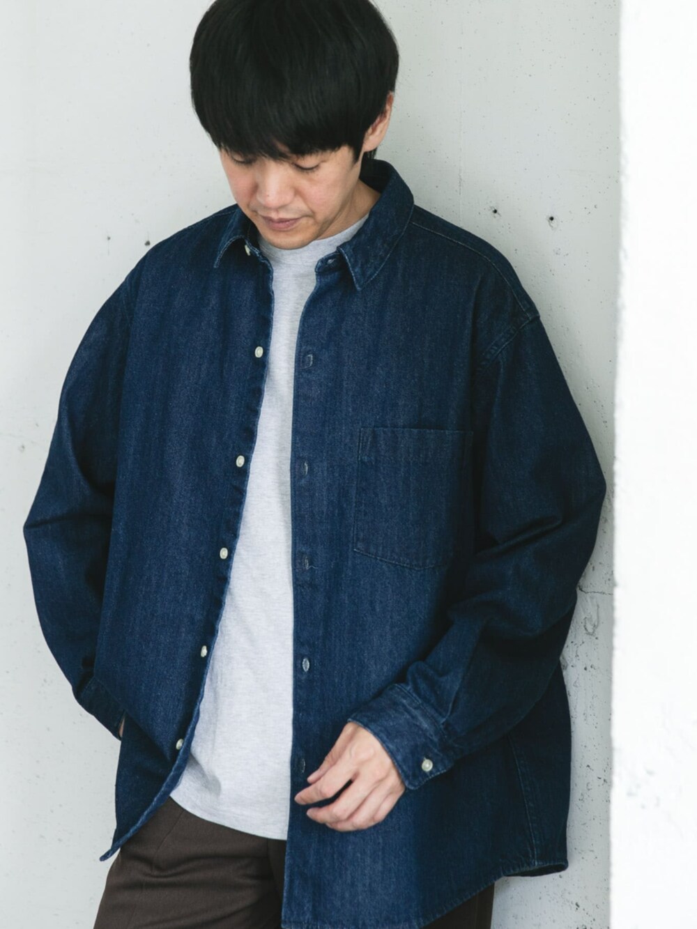 ブルー系のシャツ/ブラウスを着用したメンズの秋コーディネートの2枚目の写真