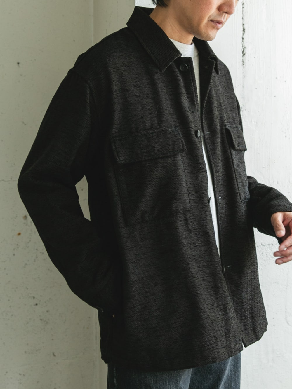 グレー系のその他アウターを着用したメンズの秋コーディネートの2枚目の写真