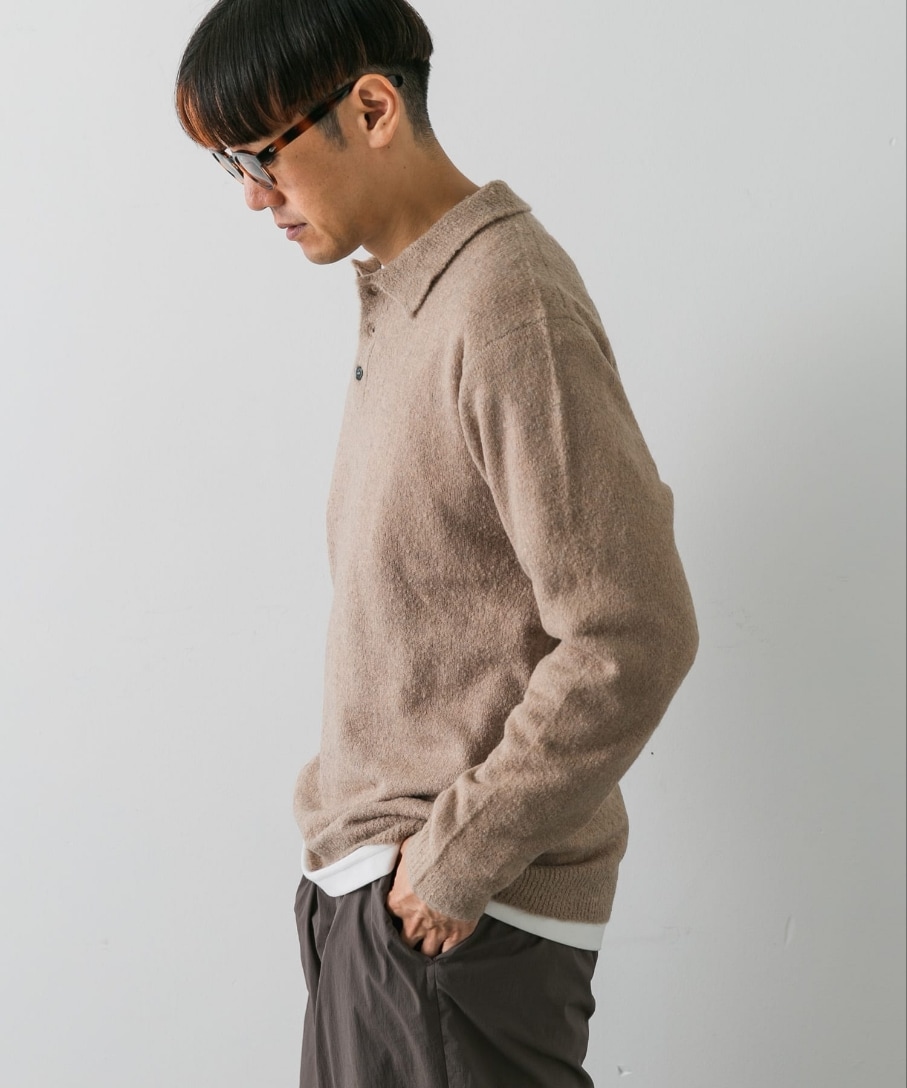 ブラウン系のポロシャツ、ブラウン系のその他パンツ、ホワイト系のスニーカーを着用したメンズの秋コーディネートの2枚目の写真