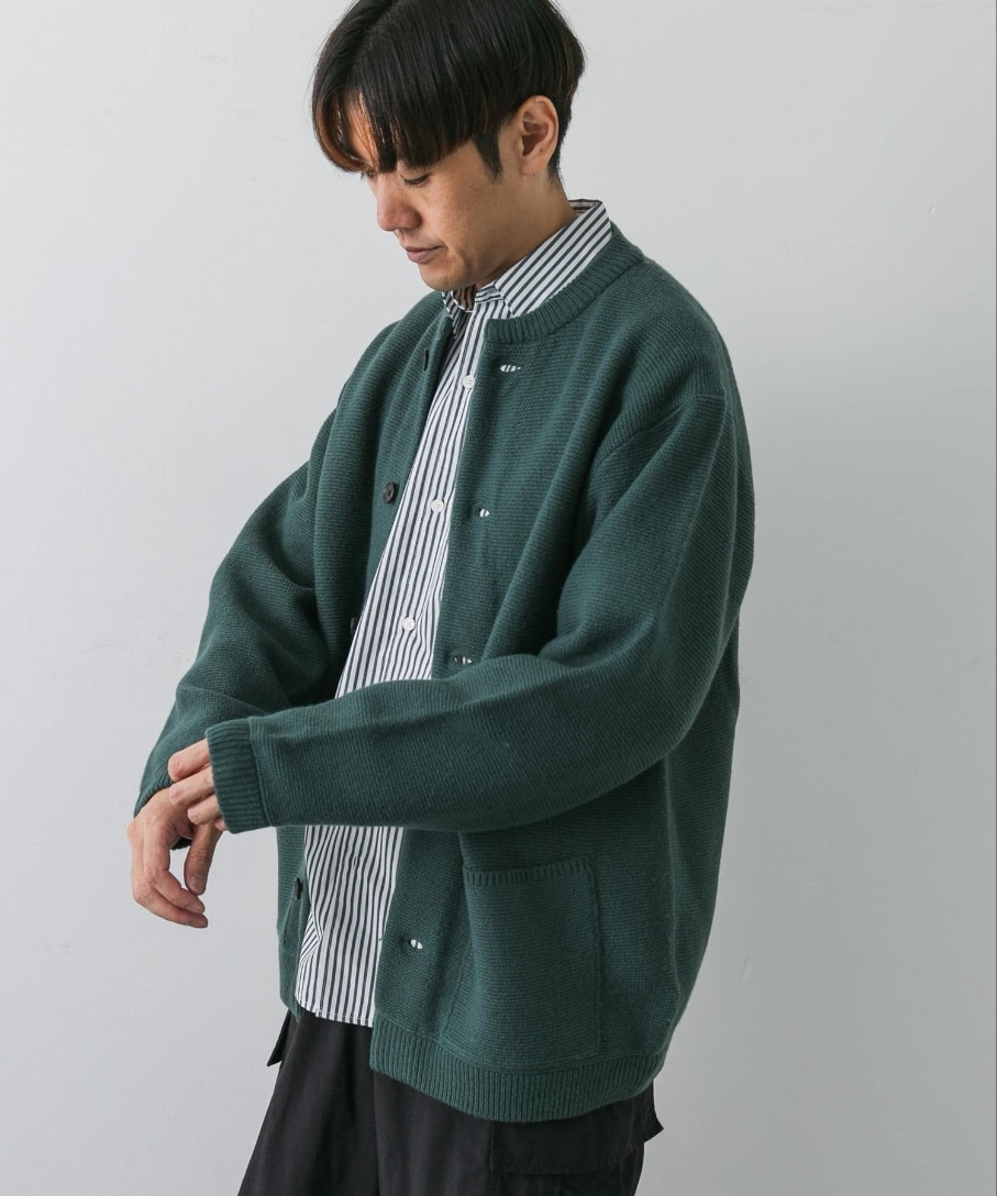 グリーン系のカーディガン/ボレロ、ブルー系のシャツ/ブラウス、ブラック系のカーゴパンツを着用したメンズの秋コーディネートの2枚目の写真