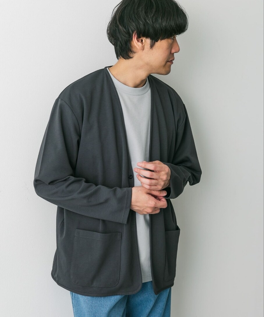 グレー系のカーディガン/ボレロを着用したメンズの春コーディネートの2枚目の写真