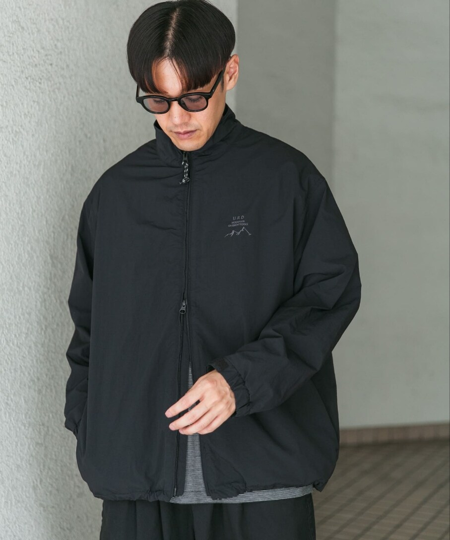 ブラック系のブルゾンを着用したメンズの秋コーディネートの3枚目の写真