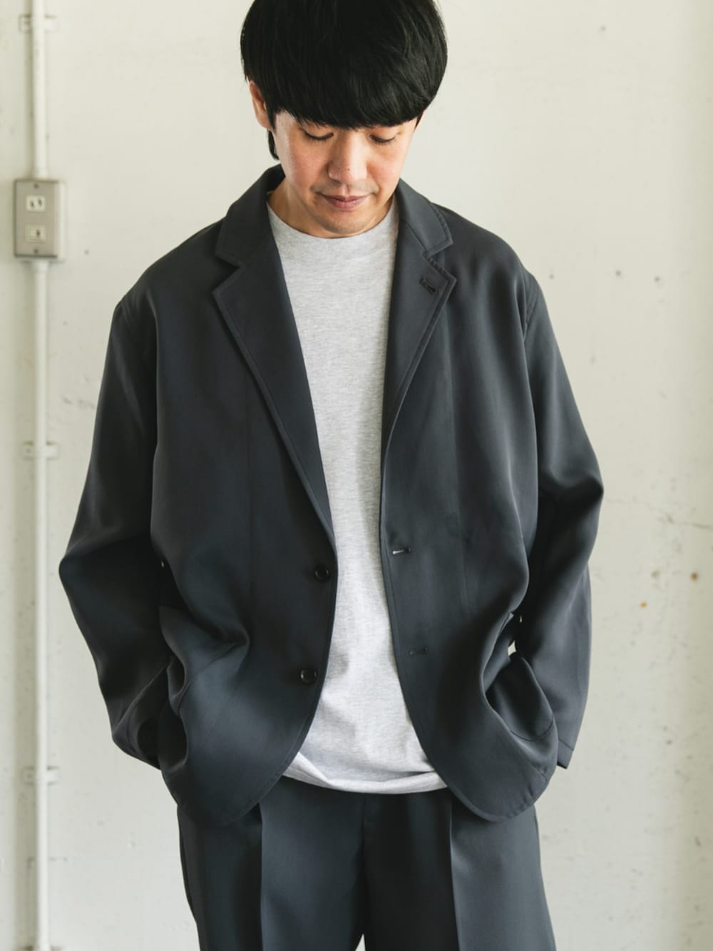 グレー系のその他アウター、グレー系のその他パンツを着用したメンズの秋コーディネートの2枚目の写真