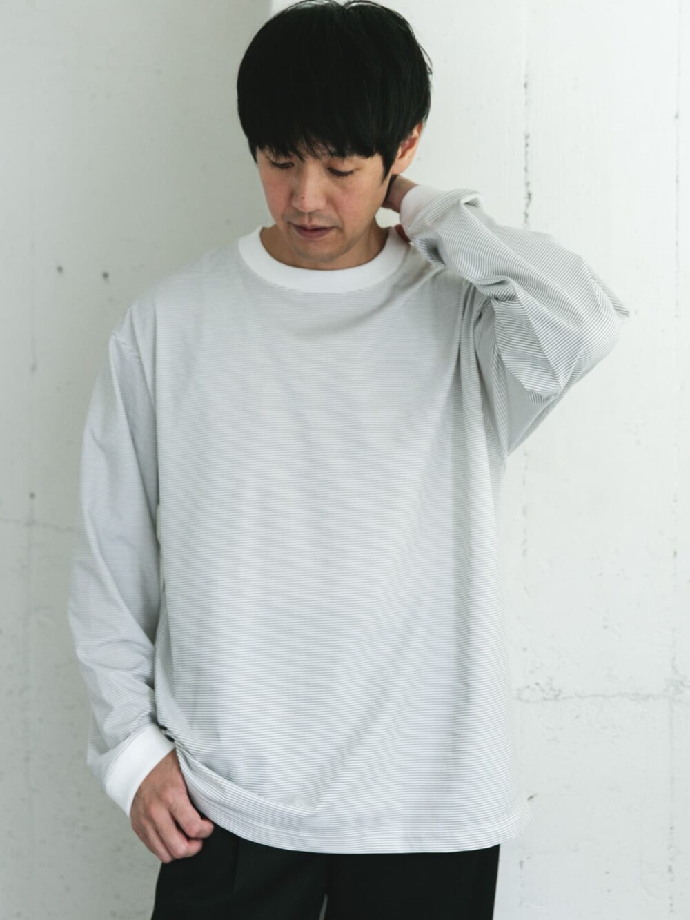 ホワイト系のTシャツ/カットソーを着用したメンズの夏コーディネートの2枚目の写真