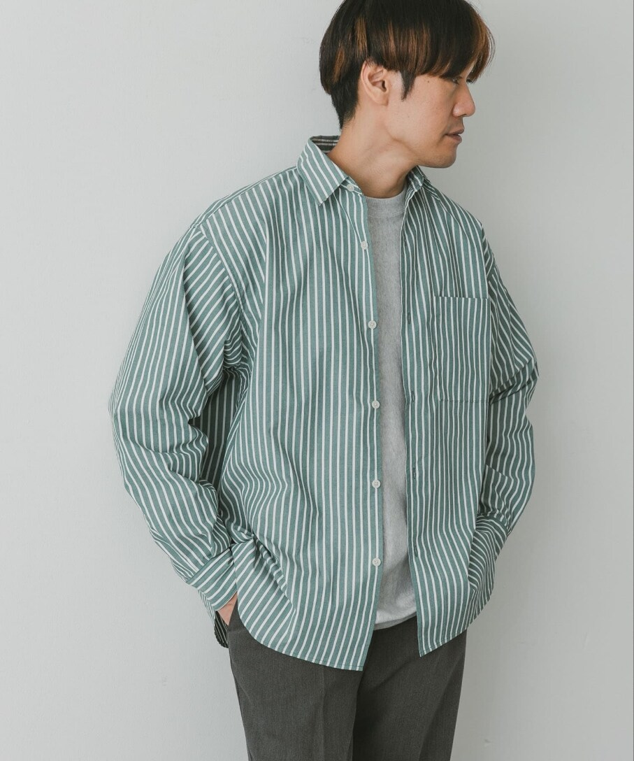 グリーン系のシャツ/ブラウス、グレー系のTシャツ/カットソー、グレー系のチノパンツを着用したメンズの秋コーディネートの2枚目の写真