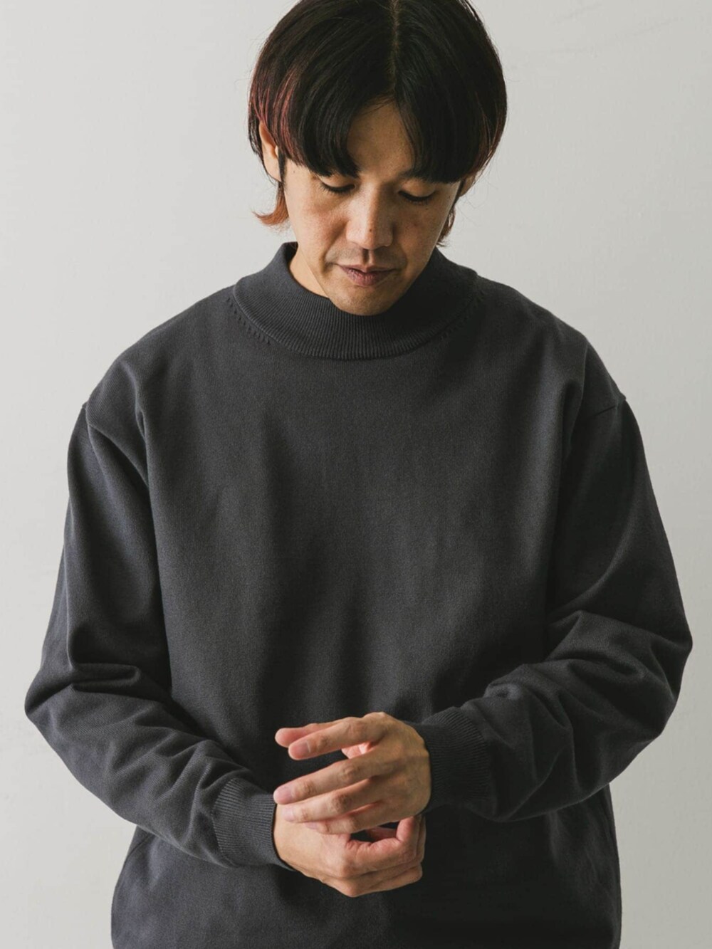 ベージュ系のその他パンツ、ブルー系のニット/セーターを着用したメンズの秋コーディネートの2枚目の写真