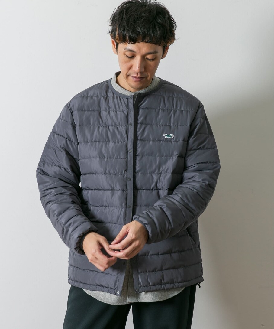 ブルー系のダウンジャケット/コート、グレー系のシャツ/ブラウスを着用したメンズの秋コーディネートの2枚目の写真