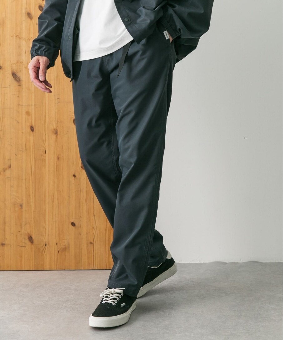 グレー系のノーカラージャケット、ホワイト系のTシャツ/カットソー、グレー系のその他パンツを着用したメンズの春コーディネートの3枚目の写真