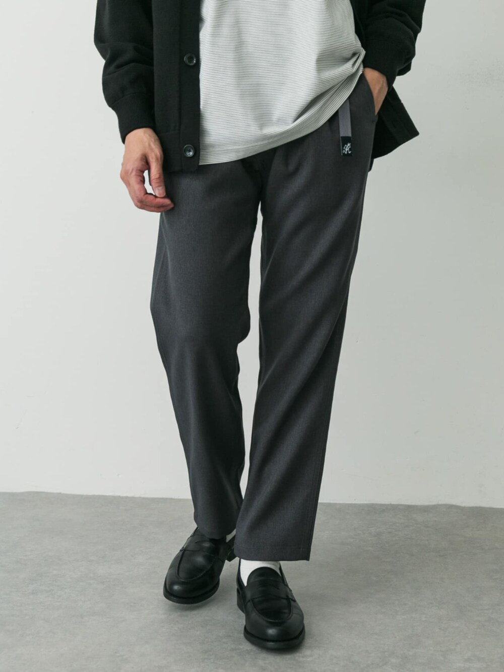 ホワイト系のTシャツ/カットソー、ブラック系のカーディガン/ボレロ、グレー系のその他パンツを着用したメンズの秋コーディネートの2枚目の写真