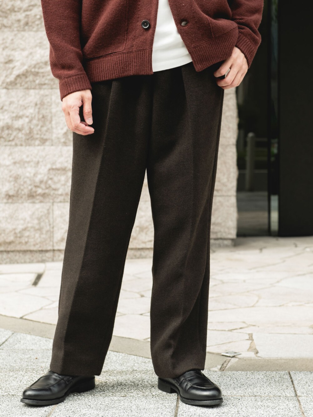 ブラウン系のその他パンツ、ホワイト系のTシャツ/カットソー、レッド系のカーディガン/ボレロを着用したメンズの秋コーディネートの2枚目の写真