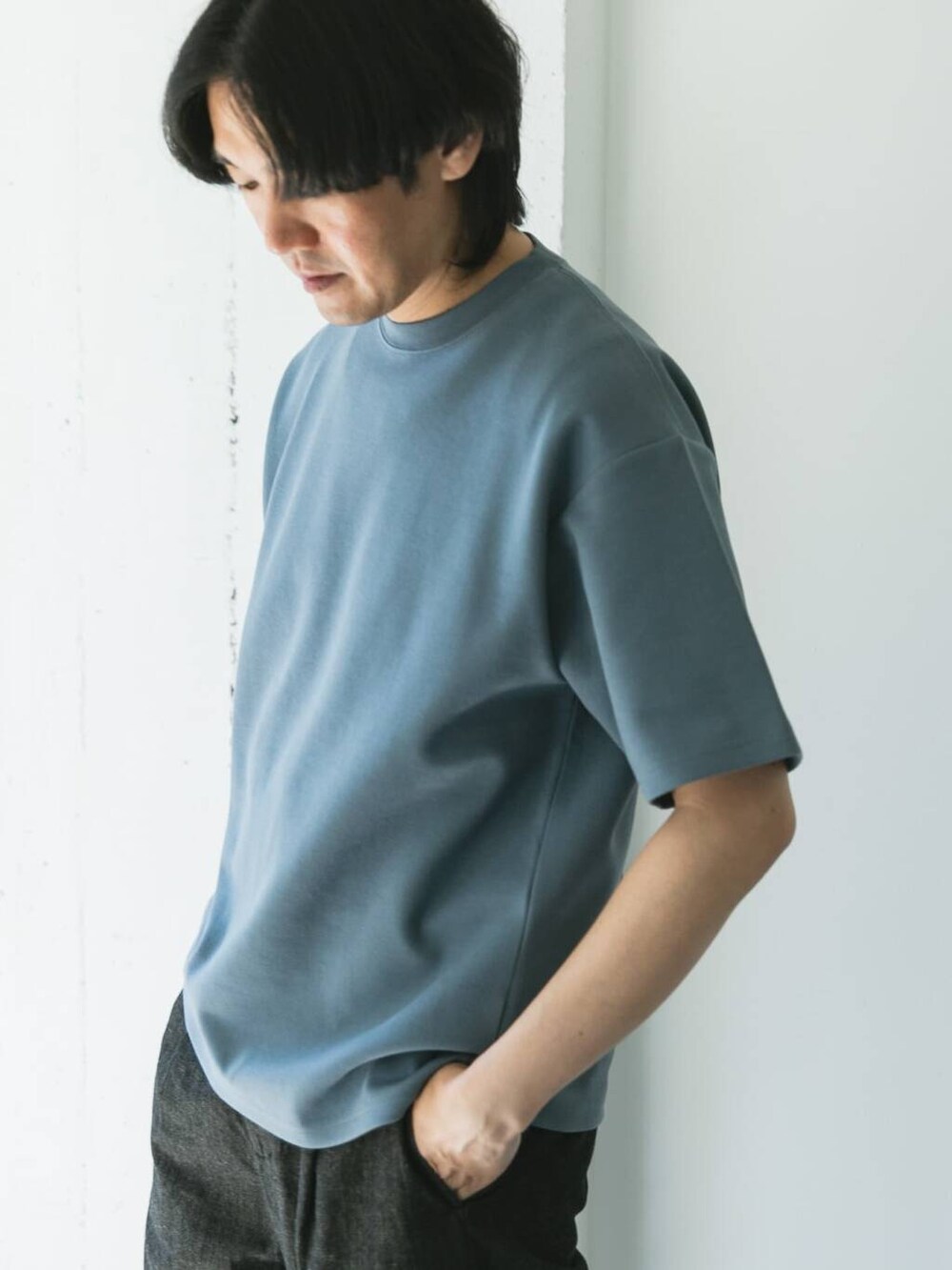 ブラック系のデニムパンツ、ブルー系のTシャツ/カットソーを着用したメンズの夏コーディネートの2枚目の写真