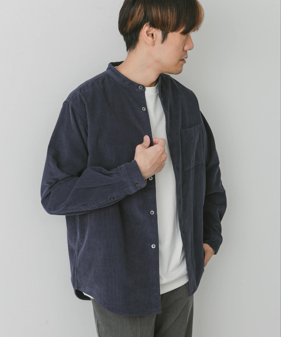 ブルー系のシャツ/ブラウス、ホワイト系のTシャツ/カットソー、グレー系のその他パンツを着用したメンズの秋コーディネートの2枚目の写真