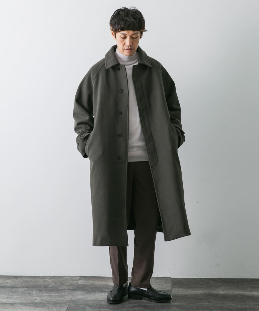 グリーン系のその他アウター、ブラウン系のその他パンツを着用したメンズの冬コーディネートの2枚目の写真