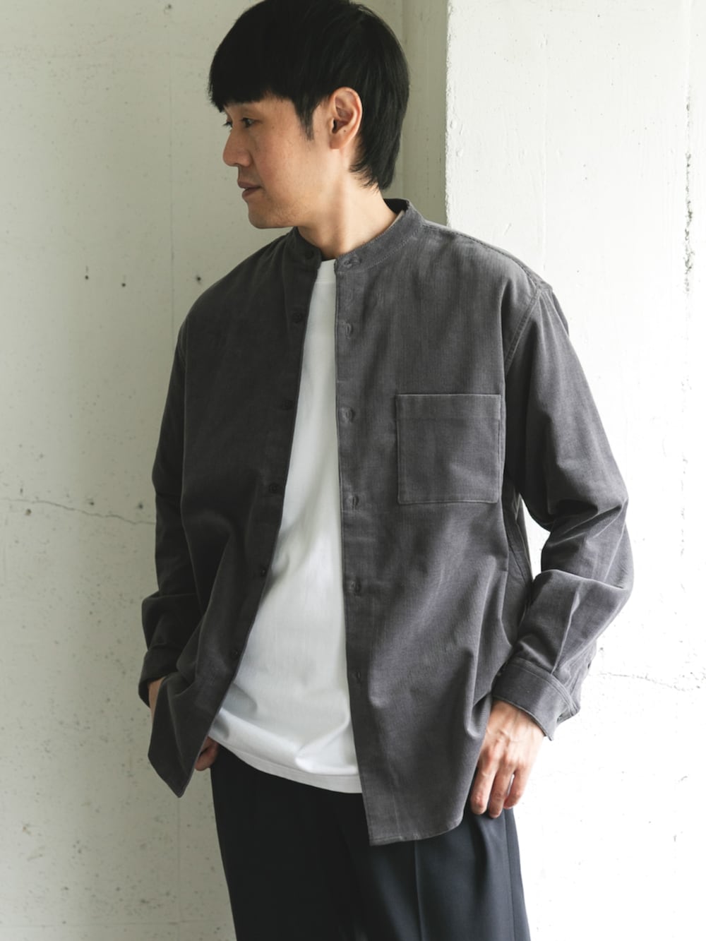 グレー系のシャツ/ブラウスを着用したメンズの秋コーディネートの2枚目の写真