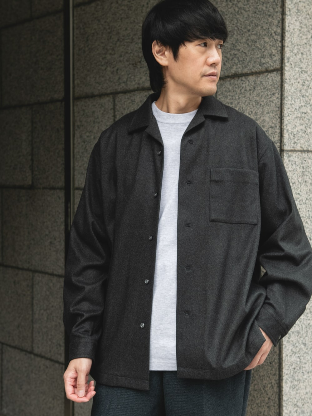 ブルー系のその他パンツ、グレー系のシャツ/ブラウスを着用したメンズの秋コーディネートの2枚目の写真