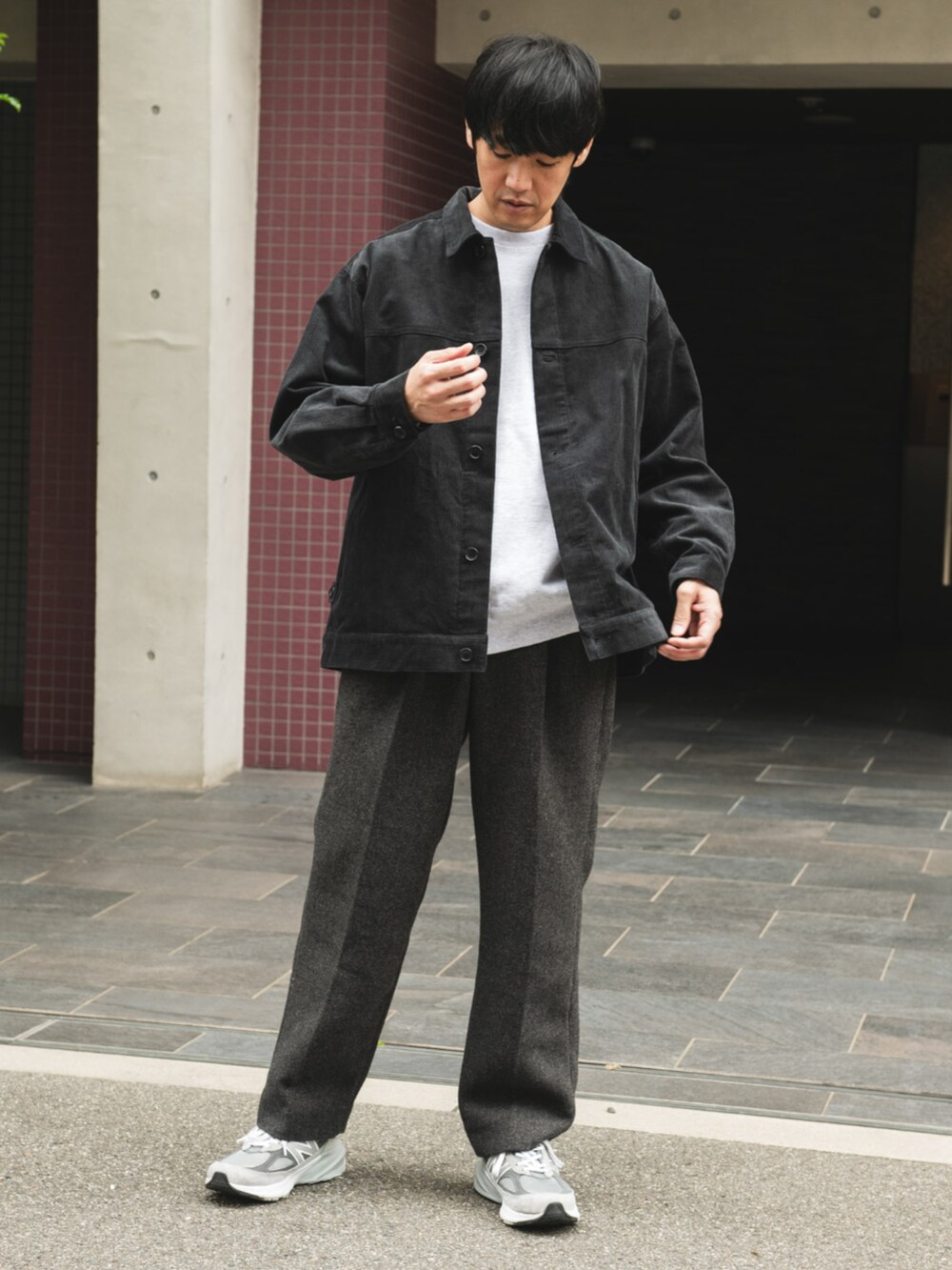グレー系のその他パンツ、グレー系のその他アウターを着用したメンズの秋コーディネートの3枚目の写真