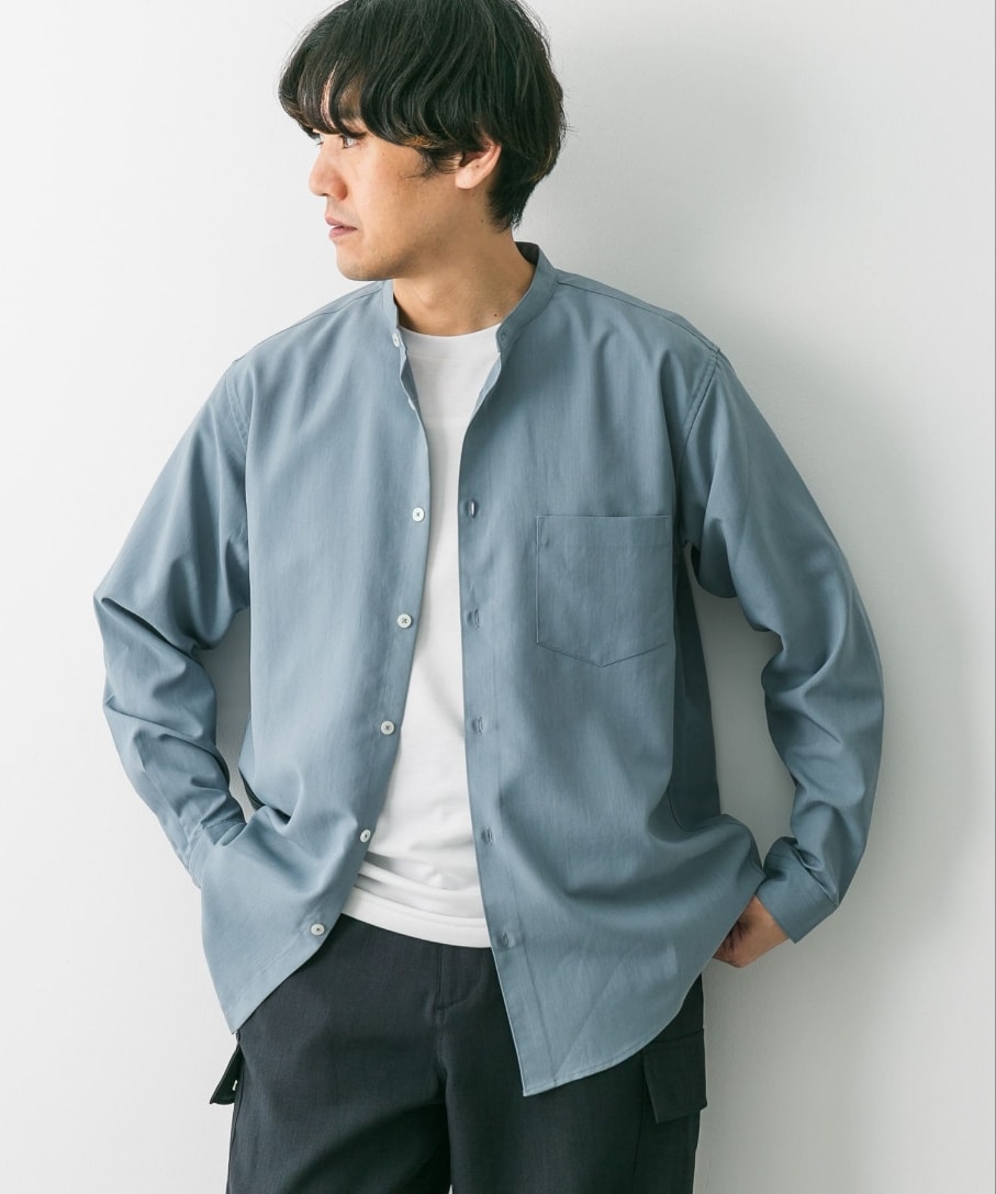 ブルー系のシャツ/ブラウス、ブラック系のその他パンツを着用したメンズの春コーディネートの2枚目の写真