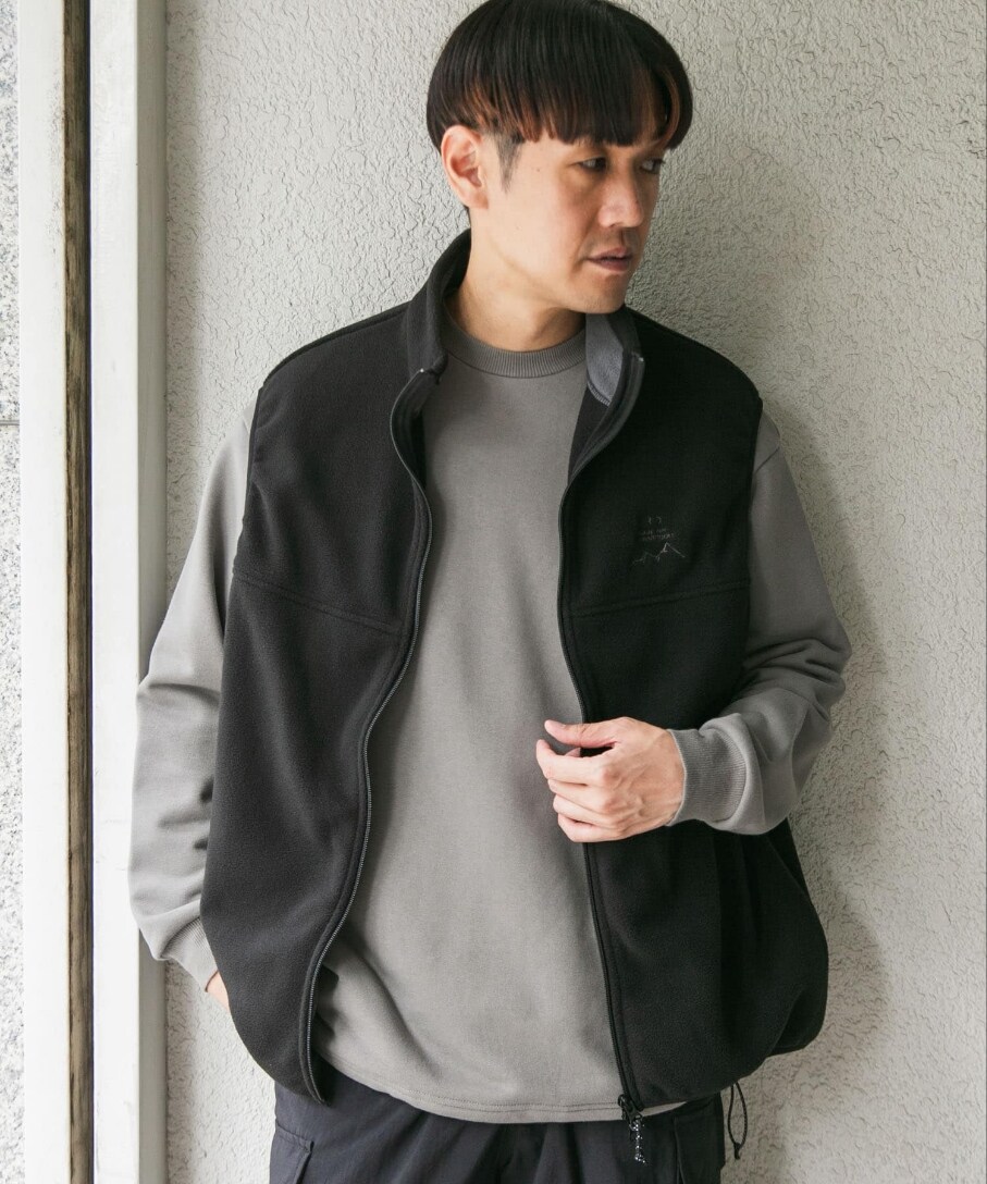 ブラック系のベスト、ブラック系のカーゴパンツを着用したメンズの秋コーディネートの2枚目の写真