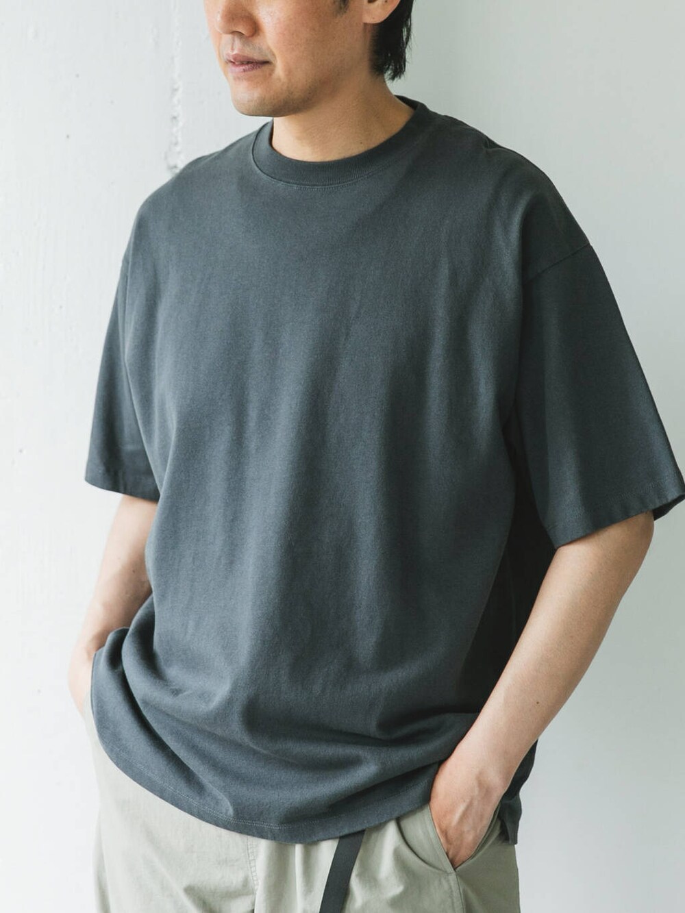 ベージュ系のその他パンツ、グリーン系のTシャツ/カットソーを着用したメンズの夏コーディネートの2枚目の写真