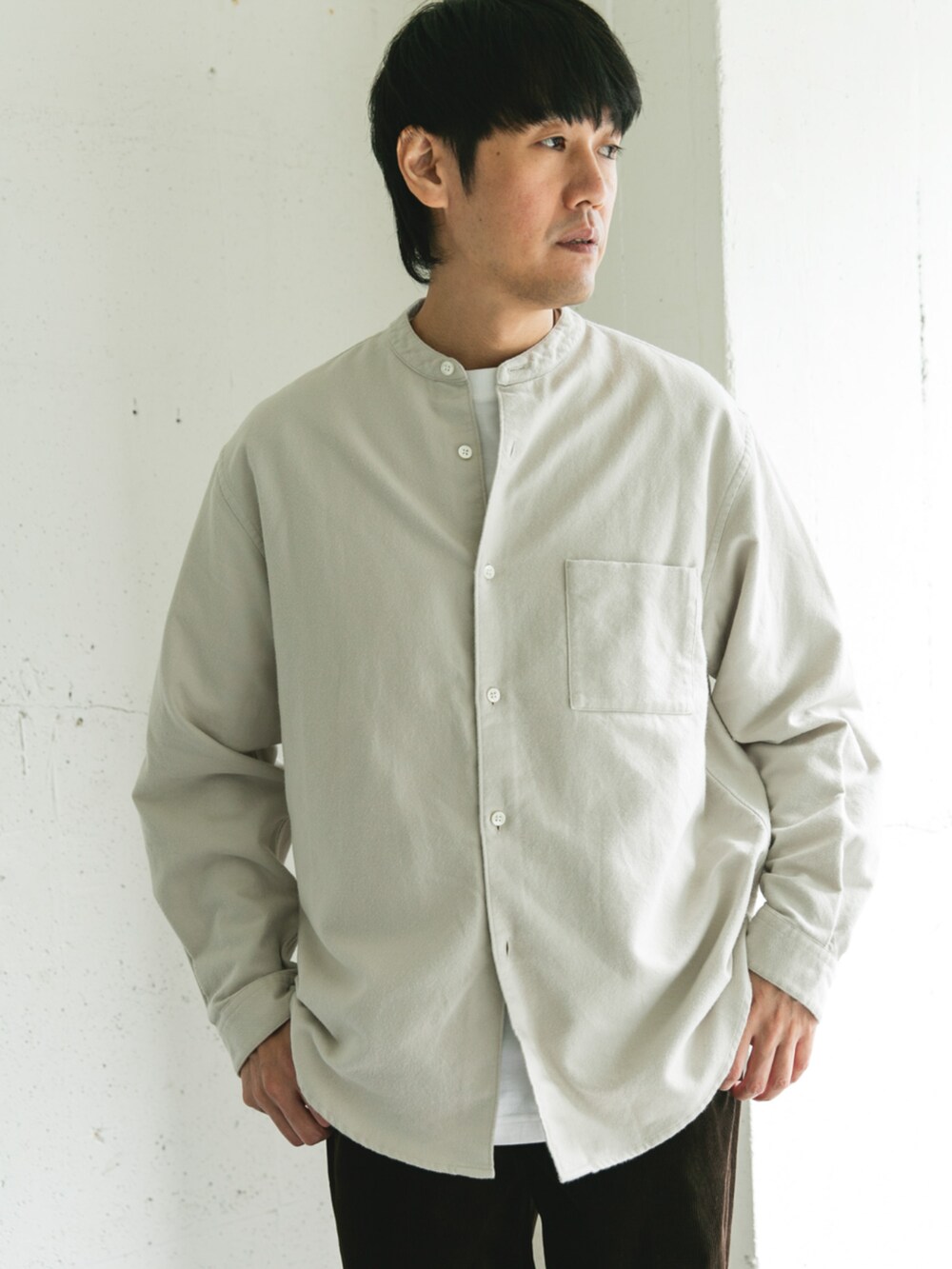 ホワイト系のシャツ/ブラウスを着用したメンズの秋コーディネートの2枚目の写真