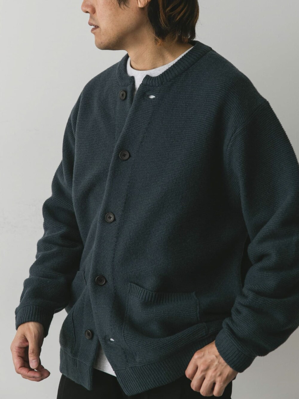 ブルー系のカーディガン/ボレロ、グレー系のTシャツ/カットソーを着用したメンズの秋コーディネートの2枚目の写真