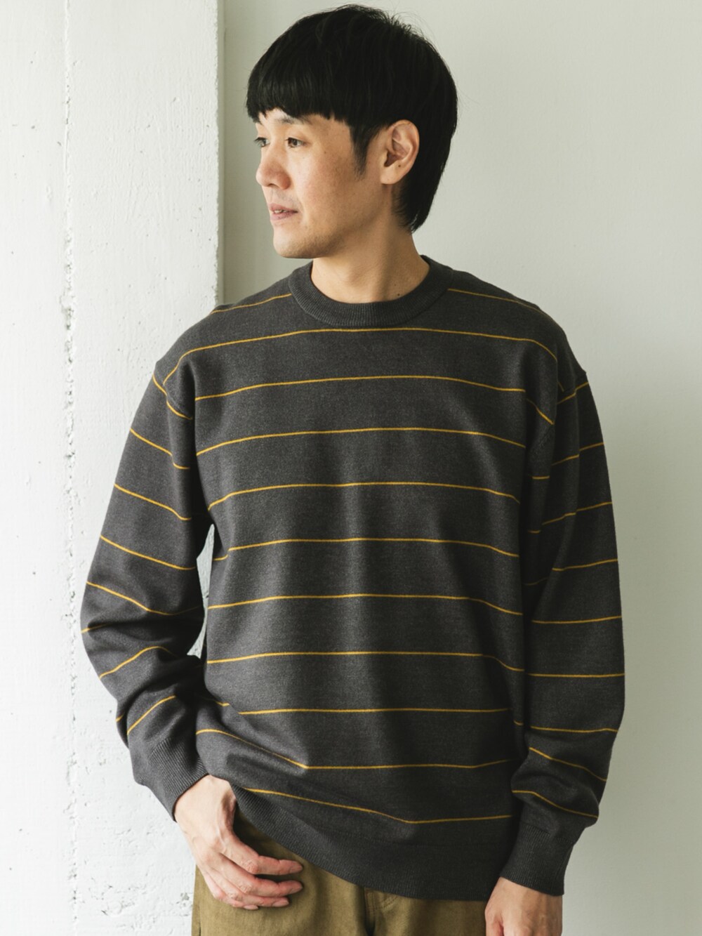 グレー系のニット/セーターを着用したメンズの秋コーディネートの2枚目の写真