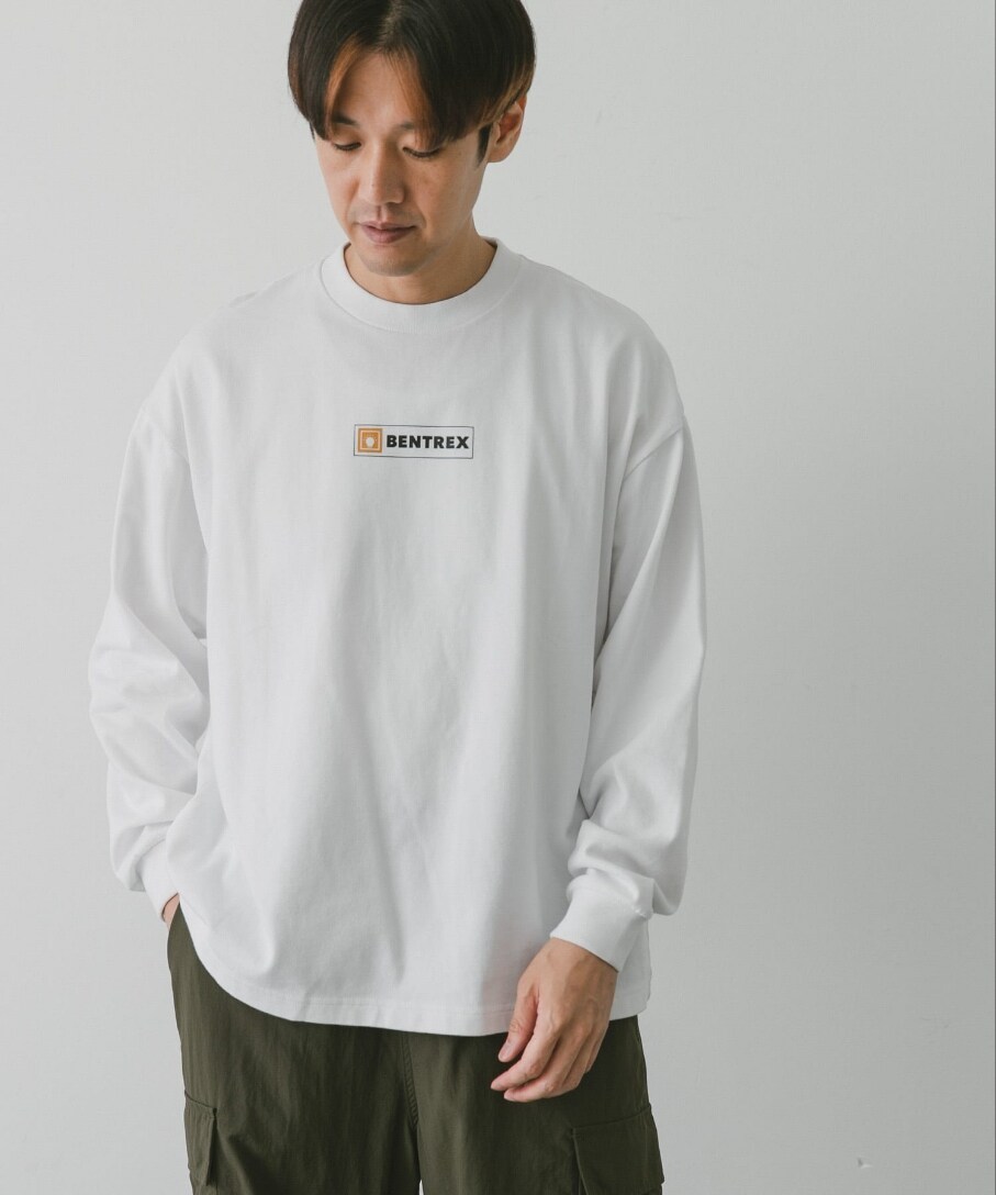 ホワイト系のTシャツ/カットソー、グリーン系のカーゴパンツを着用したメンズの秋コーディネートの2枚目の写真