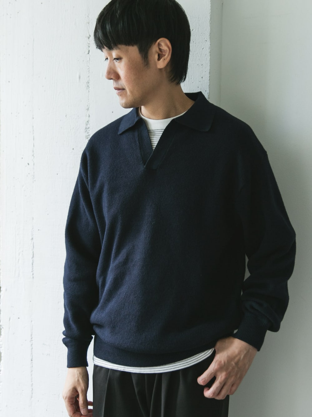 ブルー系のニット/セーターを着用したメンズの秋コーディネートの2枚目の写真