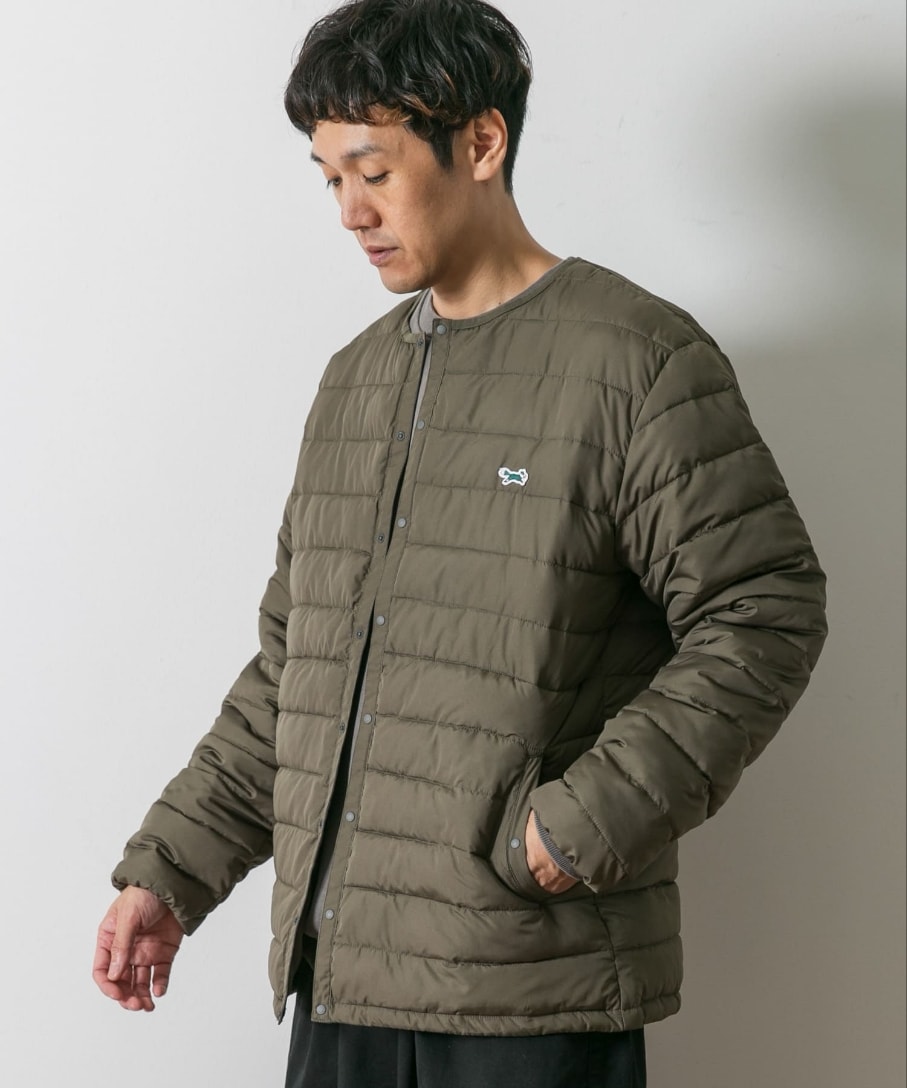 グリーン系のダウンジャケット/コート、ブラック系のチノパンツを着用したメンズの秋コーディネートの2枚目の写真