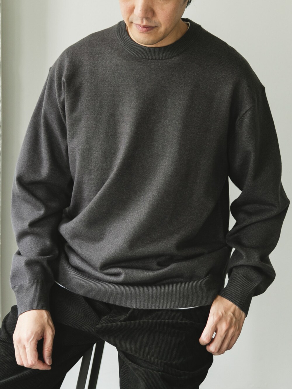 グレー系のニット/セーターを着用したメンズの秋コーディネートの2枚目の写真