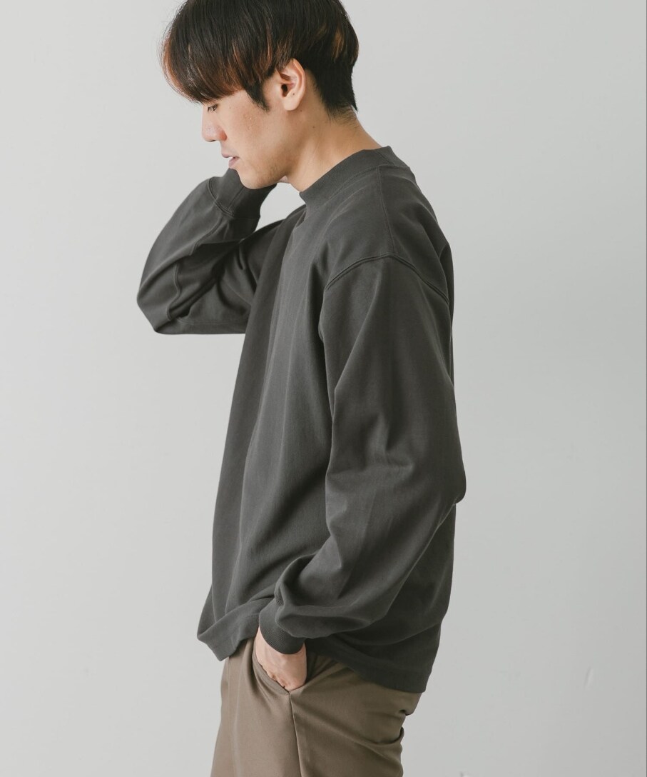 グレー系のTシャツ/カットソー、ブラウン系のその他パンツを着用したメンズの秋コーディネートの2枚目の写真