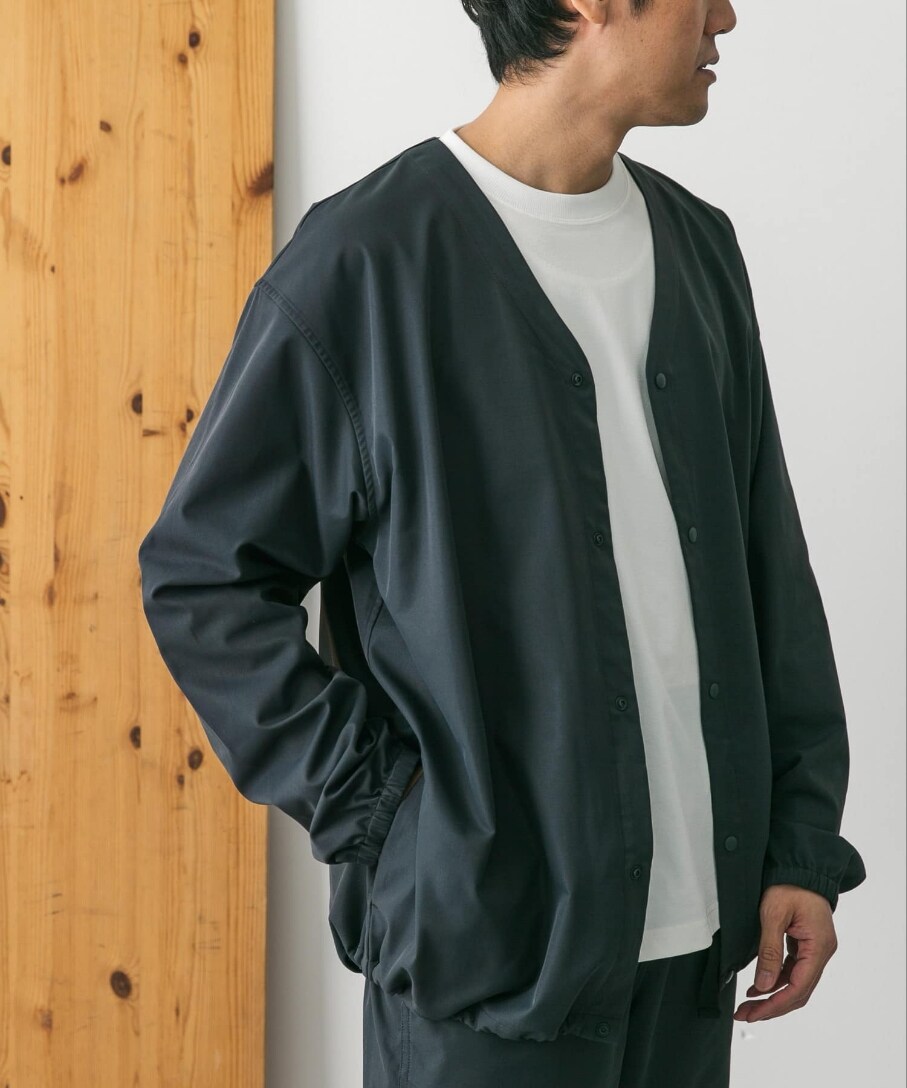 グレー系のノーカラージャケット、ホワイト系のTシャツ/カットソー、グレー系のその他パンツを着用したメンズの春コーディネートの2枚目の写真