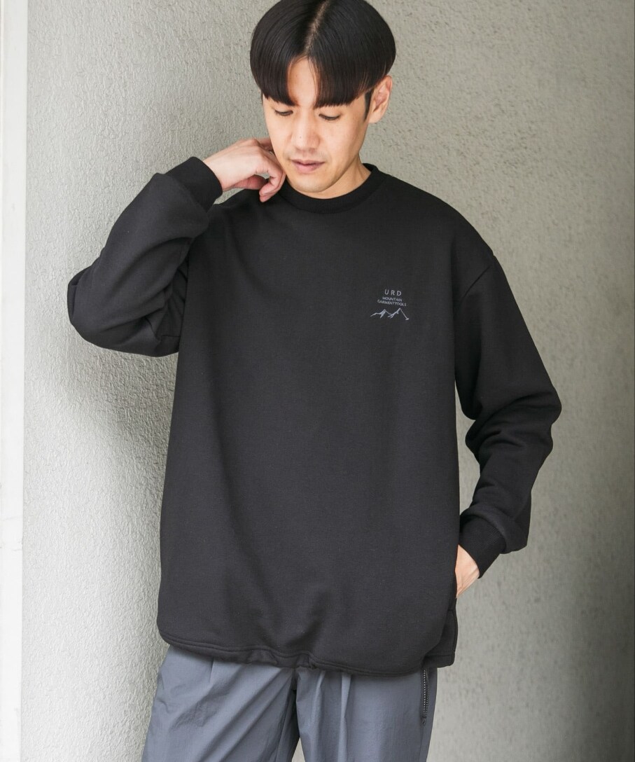 ブラック系のスウェット、ブラウン系のその他パンツを着用したメンズの秋コーディネートの2枚目の写真