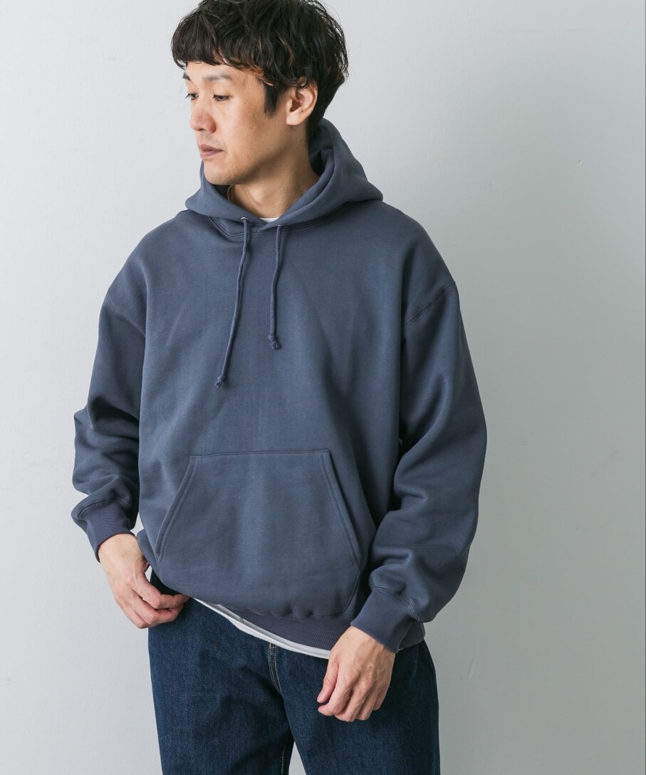 ブルー系のパーカーを着用したメンズの冬コーディネートの2枚目の写真