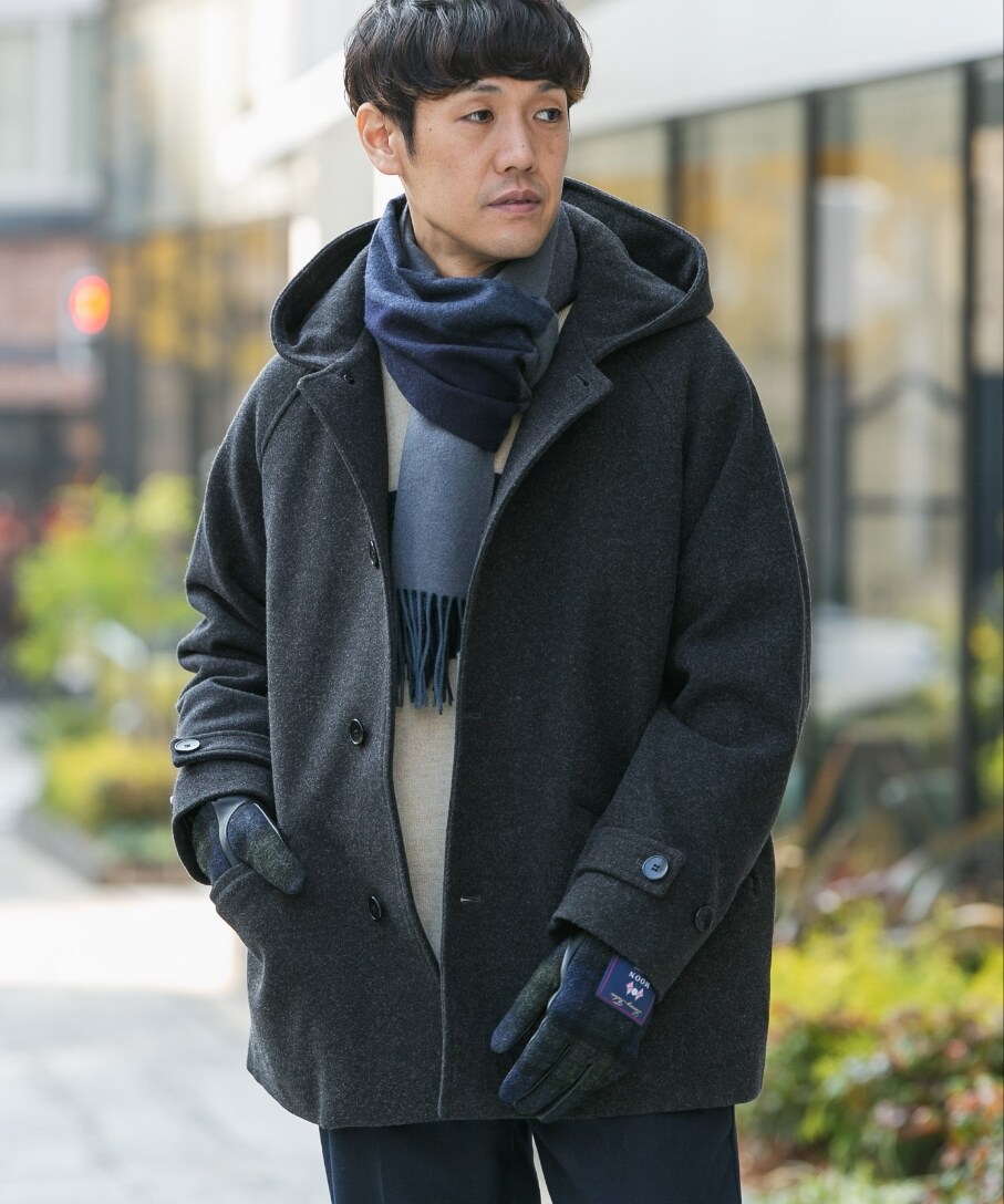 ブラック系のその他アウター、ブルー系のその他パンツ、ブルー系のマフラーを着用したメンズの冬コーディネートの2枚目の写真