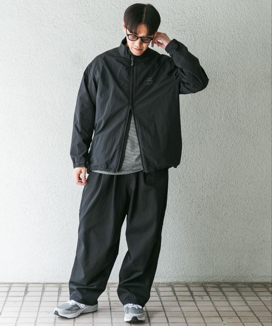 ブラック系のブルゾンを着用したメンズの秋コーディネートの2枚目の写真