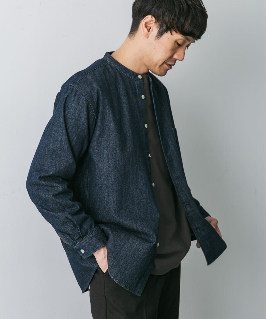 ブルー系のシャツ/ブラウス、グレー系のTシャツ/カットソー、ブラック系のその他パンツを着用したメンズの冬コーディネートの2枚目の写真