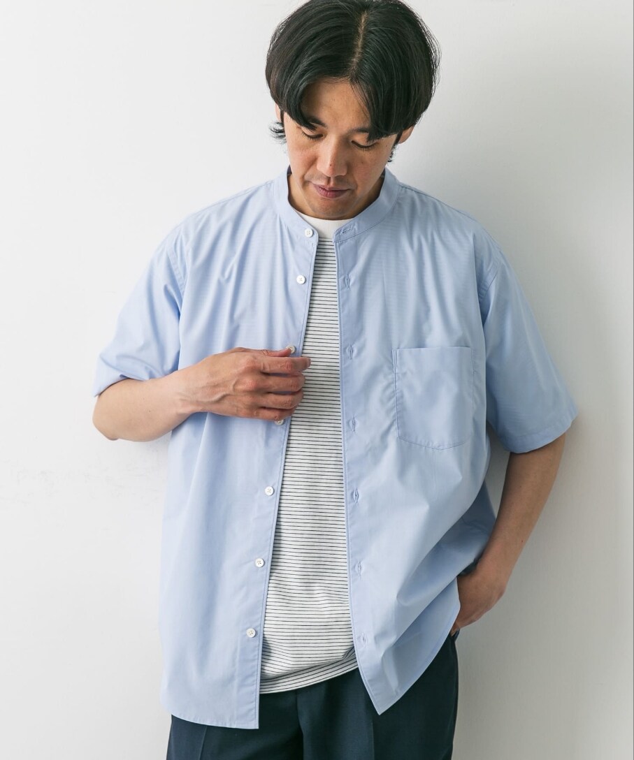 ブルー系のシャツ/ブラウス、ブルー系のその他パンツ、ホワイト系のTシャツ/カットソーを着用したメンズの春コーディネートの2枚目の写真